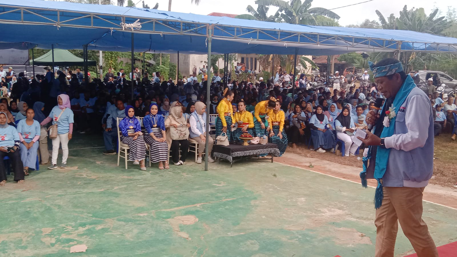 Pasangan calon (paslon) gubernur dan Wakil Gubernur Sulawesi Tenggara (Sultra), Andi Sumangerukka (ASR)-Hugua, menggelar kampanye terbatas di Kelurahan Baadia, Kota Baubau, Senin (14/10/2024). Foto/tim media ASR-Hugua