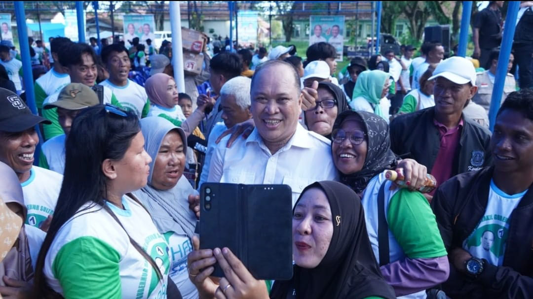 Pasangan calon (paslon) gubernur dan Wakil Gubernur Sulawesi Tenggara (Sultra), Ruksamin-Sjafei Kahar, menggelar kampanye terbuka di Lapangan Lasandara Kecamatan Wawotobi, Kabupaten Konawe, Selasa (15/10/2024). Foto/ist