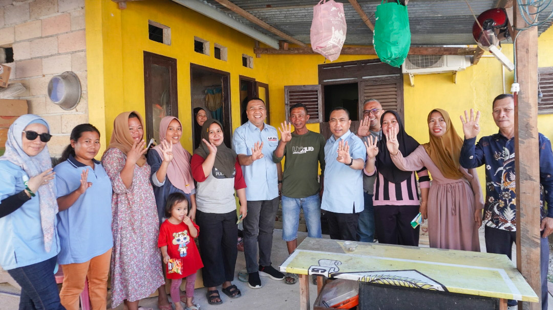 Pasangan calon (paslon) Wali kota dan Wakil Wali Kota Kendari nomor urut 4, Aksan Jaya Putra-Andi Sulolipu (AJP-ASLI) melakukan blusukan ke Kelurahan Nambo, Kecamatan Nambo, untuk menyerap aspirasi masyarakat, Rabu (16/10/2024). Foto/tim media AJP-ASLI