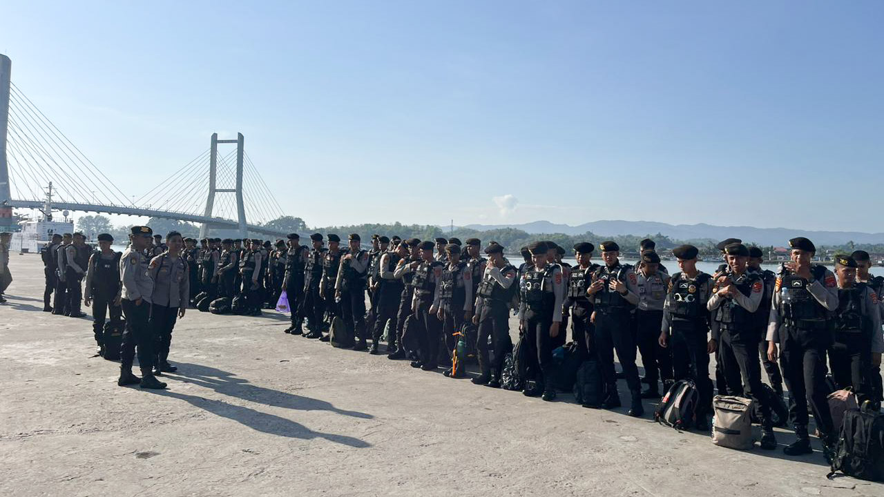 Personel gabungan dari Polda Sulawesi Tenggara (Sultra) saat diberangkatkan melalui Pelabuhan Nusantara Kendari untuk mengamankan debat pertama pemilihan Gubernur (Pilgub) Sultra 2024 di Kota Baubau, Kamis (17/10/2024). Foto/Bidhumas Polda Sultra