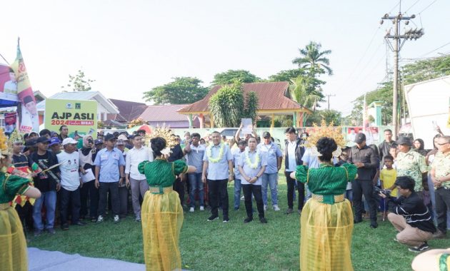 Pasangan calon (paslon) wali kota dan Wakil Wali Kota Kendari, Aksan Jaya Putra-Andi Sulolipu (AJP-ASLI) disambut dengan Tarian Mondotambe dan teriakan wali kotaku saat menggelar kampanye dialogis di Lapangan Torada, Kelurahan Puuwatu, Kecamatan Puuwatu, Jumat (18/10/2024) sore. Foto/R. Hafid/bentaratimur.id