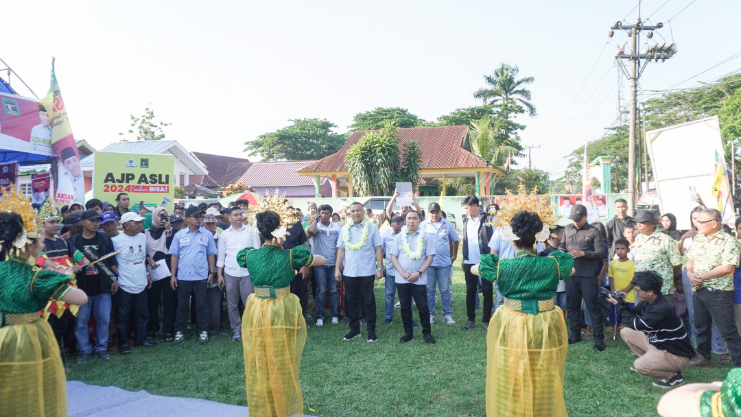 Pasangan calon (paslon) wali kota dan Wakil Wali Kota Kendari, Aksan Jaya Putra-Andi Sulolipu (AJP-ASLI) disambut dengan Tarian Mondotambe dan teriakan wali kotaku saat menggelar kampanye dialogis di Lapangan Torada, Kelurahan Puuwatu, Kecamatan Puuwatu, Jumat (18/10/2024) sore. Foto/R. Hafid/bentaratimur.id