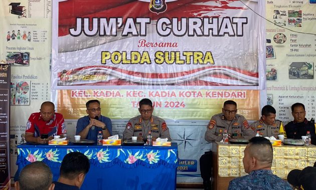 Direktur Pembinaan Masyarakat (Dirbinmas) Polda Sulawesi Tenggara (Sultra), Kombes Pol Antonius Danang mengimbau masyarakat untuk menjaga situasi keamanan dan ketertiban masyarkat (kamtibmas) menjelang pemilihan kepala daerah (pilkada) serentak 2024. Hal itu disampaikannya di kegiatan Jumat Curhat Polda Sultra di Kantor Kelurahan Kadia, Kecamatan Kadia, Kota Kendari, Jumat (18/10/2024). Foto/Bidhumas Polda Sultra