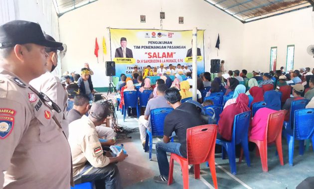 Personel Kepolisian Sektor (Polsek) Batu Atas mengamankan kegiatan kampanye pertemuan terbatas dan pengukuhan tim pemenangan pasangan calon (paslon) bupati dan Wakil Bupati Buton Selatan nomor urut 1, Samiruddin dan La Muhadi, yang berlangsung di Aula Serbaguna Desa Wacuala, Kamis (17/10/2024). Foto/ist