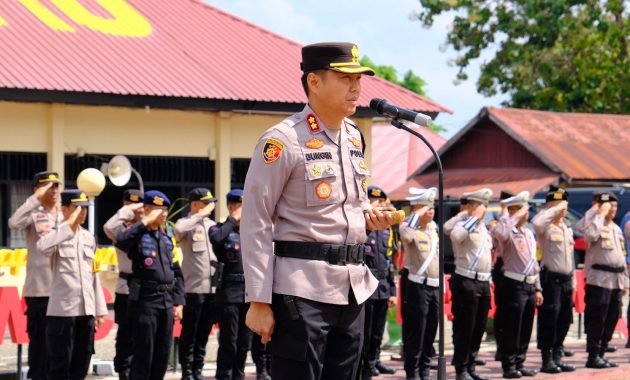 Kepala Kepolisian Resor (Kapolres) Baubau, AKBP Bungin Masokan Misalayuk saat memberikan arahan kepada seluruh personel yang terlibat dalam pengamanan debat Pilgub Sultra di Markas Polres Kota Baubau, Jumat (18/10/2024). Foto/ist