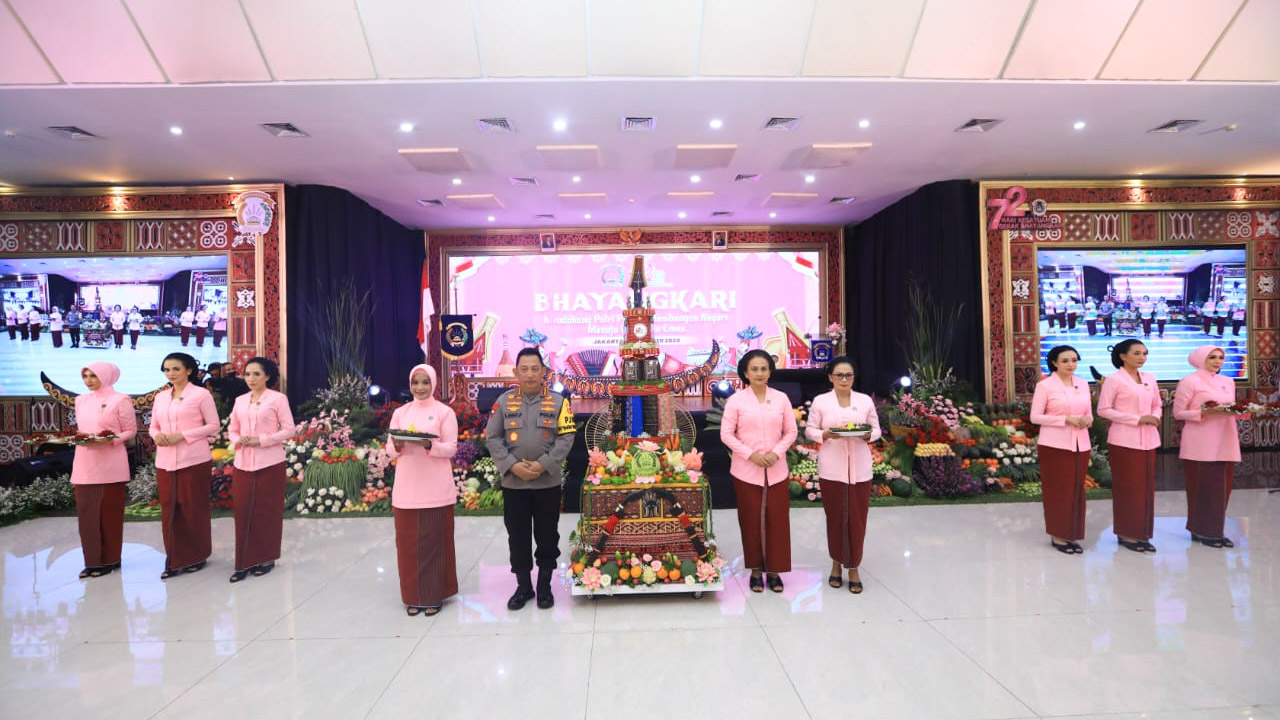 Persatuan istri anggota Polri yakni Bhayangkari memperingati Hari Kesatuan Gerak Bhayangkari (HKGB) ke-72 di Aula Gedung Bareskrim Polri, Sabtu (19/10/2024). Foto/Humas Polri