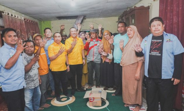 Pasangan calon wali kota dan Wakil Wali Kota Kendari, Aksan Jaya Putra-Andi Sulolipu (AJP-ASLI) saat melakukan blusukan di Kelurahan Mataiwoi, Kecamatan Wuawua, Sabtu (19/10/2024). Foto/ist