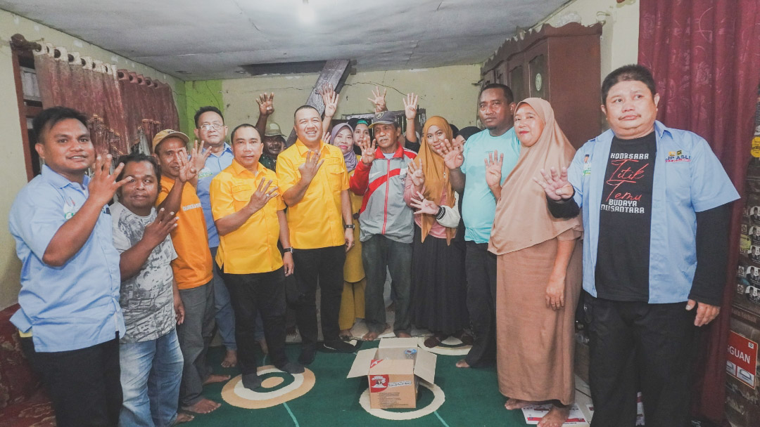 Pasangan calon wali kota dan Wakil Wali Kota Kendari, Aksan Jaya Putra-Andi Sulolipu (AJP-ASLI) saat melakukan blusukan di Kelurahan Mataiwoi, Kecamatan Wuawua, Sabtu (19/10/2024). Foto/ist