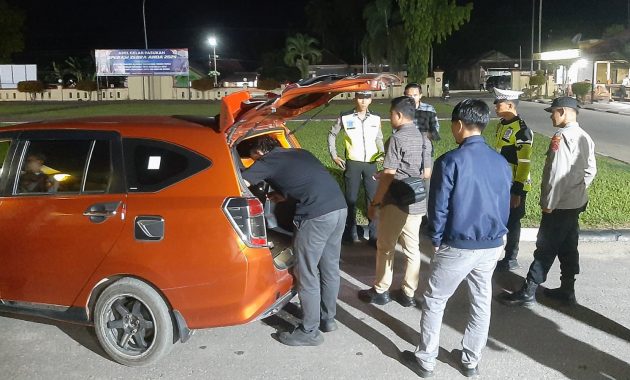 Kepolisian Resor (Polres) Konawe Selatan (Konsel) melaksanakan kegiatan cipta kondisi dalam bentuk kegiatan rutin yang ditingkatkan (KRYD), Sabtu malam (19/10/2024). Foto/Humas Polres Konsel