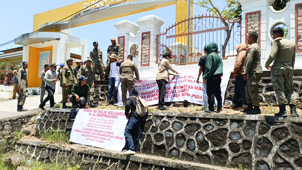Rumah jabatan Bupati Konawe Selatan (Konsel) disegel pihak yang mengaku ahli waris atas lahan rumah jabatan tersebut, Senin (21/10/2024). Foto/R. Hafid/bentaratimur.id