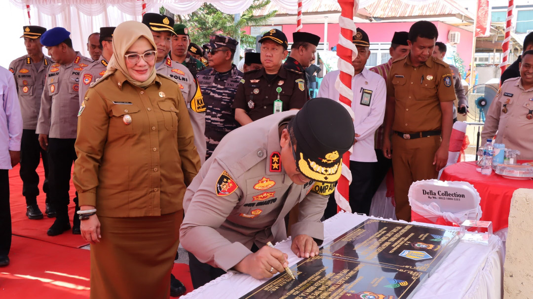 Kapolda Sulawesi Tenggara (Sultra), Irjen Pol Dwi Irianto meresmikan rumah dinas dan gedung negara untuk anggota Polri yang bertugas di wilayah hukum Polda Sultra, Senin (21/10/2024). Foto/Bidhumas Polda Sultra