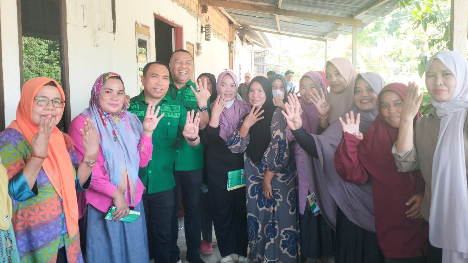 Pasangan calon (paslon) wali kota dan Wakil Wali Kota Kendari, Aksan Jaya Putra-Andi Sulolipu (AJP-ASLI), melakukan blusukan di kelurahan Jati Mekar, Kecamatan Kendari, Selasa (22/10/2024). Foto/tim media AJP-ASLI