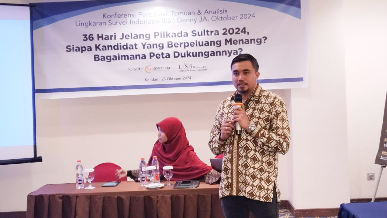 Direktur Lingkaran Survei Indonesia (LSI) Denny JA, Adjie Alfarabi saat merilis hasil survei lembaganya terhadap pasangan calon pemilihan Gubernur Sulawesi Tenggara di salah satu hotel di Kota Kendari, Rabu (23/10/2024). Foto/R. Hafid/bentaratimur.id