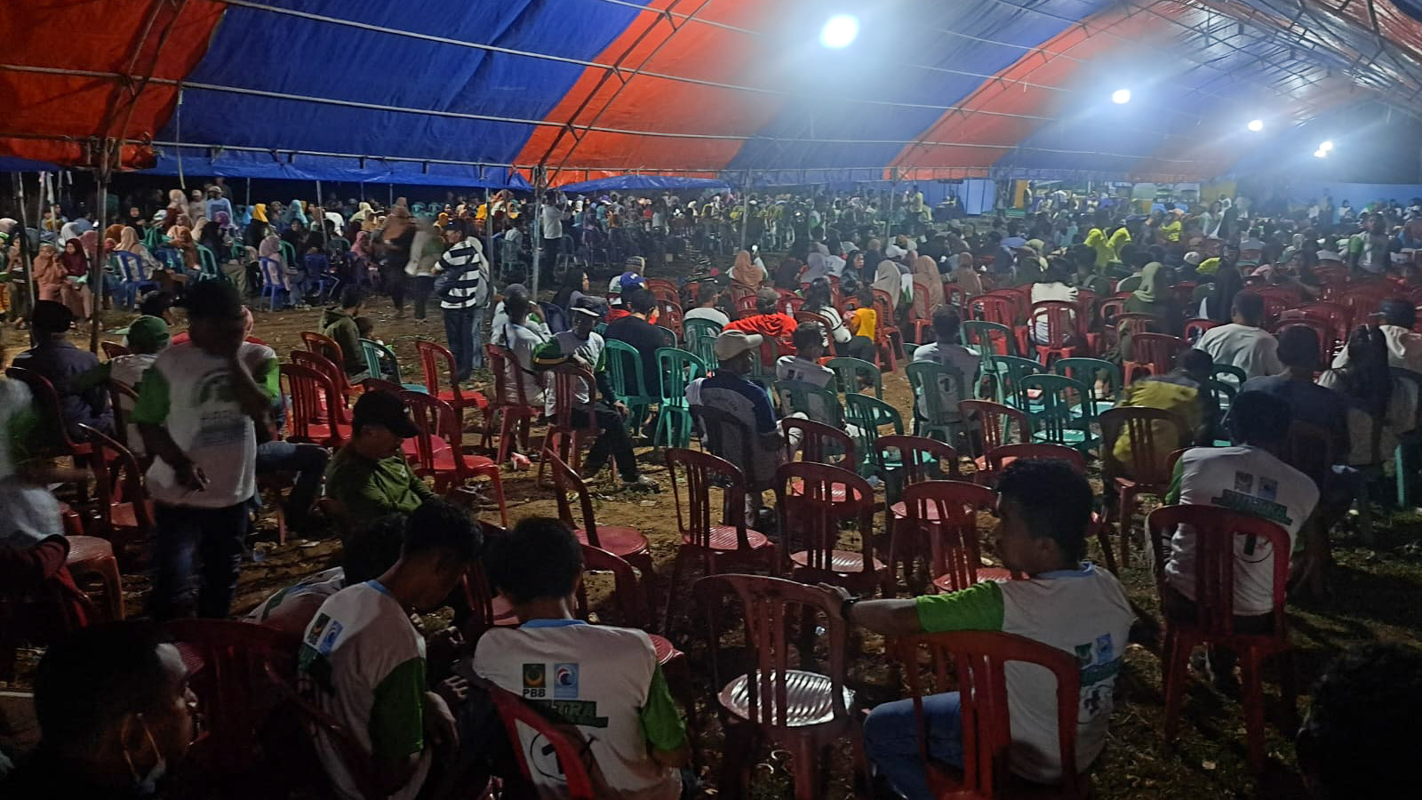 Suasana kampanye dialogis salah satu pasangan calon (paslon) gubernur dan Wakil Gubernur Sulawesi Tenggara (Sultra) di Desa Labunti, Kecamatan Lasalepa, Kabupaten Muna, Rabu (23/10/2024). Foto/ist