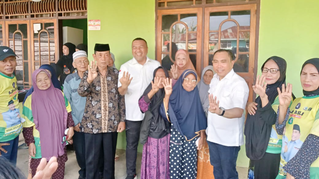 Pasangan calon (paslon) wali kota dan Wakil Wali Kota Kendari, Aksan Jaya Putra-Andi Sulolipu (AJP-ASLI), menggelar kampanye terbatas di Lorong Durian, Kelurahan Wuawua, Kecamatan Wuawua, Kamis (24/10/2024). Foto/ist