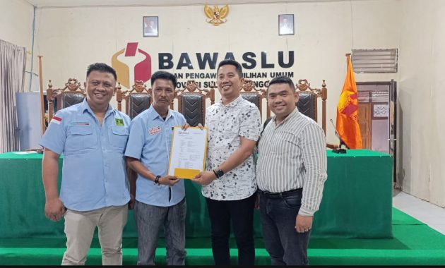 Tim pemenangan pasangan calon gubernur dan Wakil Gubernur Sulawesi Tenggara (Sultra), Andi Sumangerukka (ASR) dan Hugua melaporkan mantan Gubernur Sultra, Nur Alam ke Badan Pengawas Pemilu (Bawaslu) dan Gakkumdu Sultra, Jumat (25/10/2024). Foto/ist