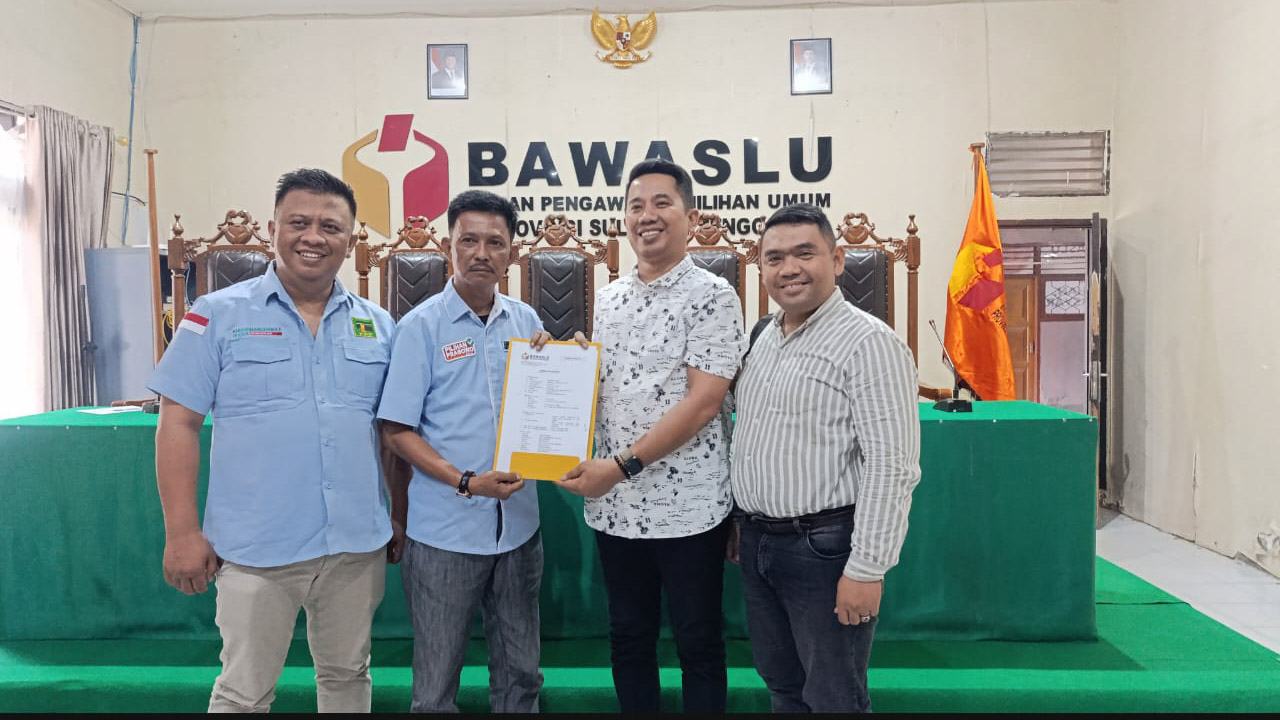 Tim pemenangan pasangan calon gubernur dan Wakil Gubernur Sulawesi Tenggara (Sultra), Andi Sumangerukka (ASR) dan Hugua melaporkan mantan Gubernur Sultra, Nur Alam ke Badan Pengawas Pemilu (Bawaslu) dan Gakkumdu Sultra, Jumat (25/10/2024). Foto/ist