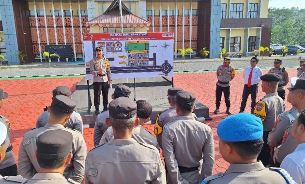 Kapolres Konawe Utara (Konut), AKBP Priyo Utomo saat memimpin apel siaga pengamanan di Lapangan Apel Markas Besar Polres Konut sebelum melakukan pengamanan debat kandidat Pilkada Konut, Sabtu (26/10/2024). Foto/ist