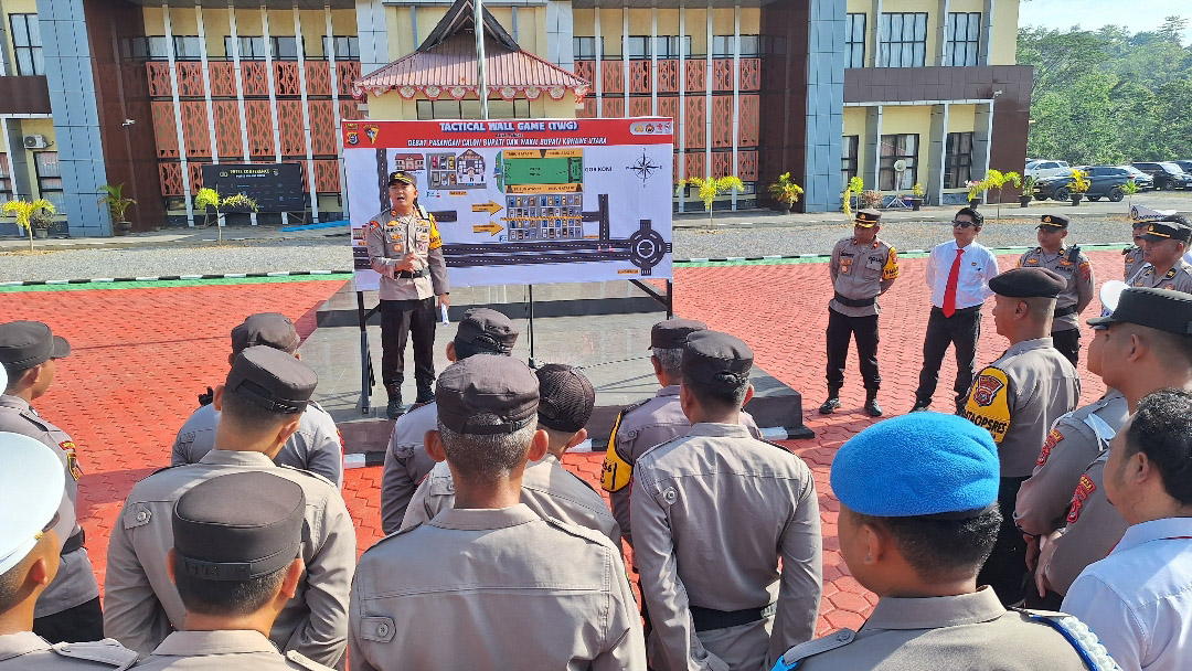Kapolres Konawe Utara (Konut), AKBP Priyo Utomo saat memimpin apel siaga pengamanan di Lapangan Apel Markas Besar Polres Konut sebelum melakukan pengamanan debat kandidat Pilkada Konut, Sabtu (26/10/2024). Foto/ist
