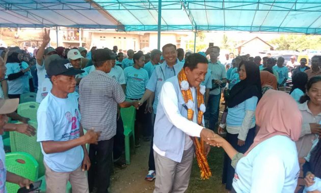 Pasangan calon (paslon) gubernur dan Wakil Gubernur Sulawesi Tenggara (Sultra) nomor urut 2, Andi Sumangerukka (ASR) dan Hugua, saat menggelar kampanye Kecamatan Lapandewa, Buton Selatan, Sabtu (26/10/2024). Foto/tim media ASR-Hugua