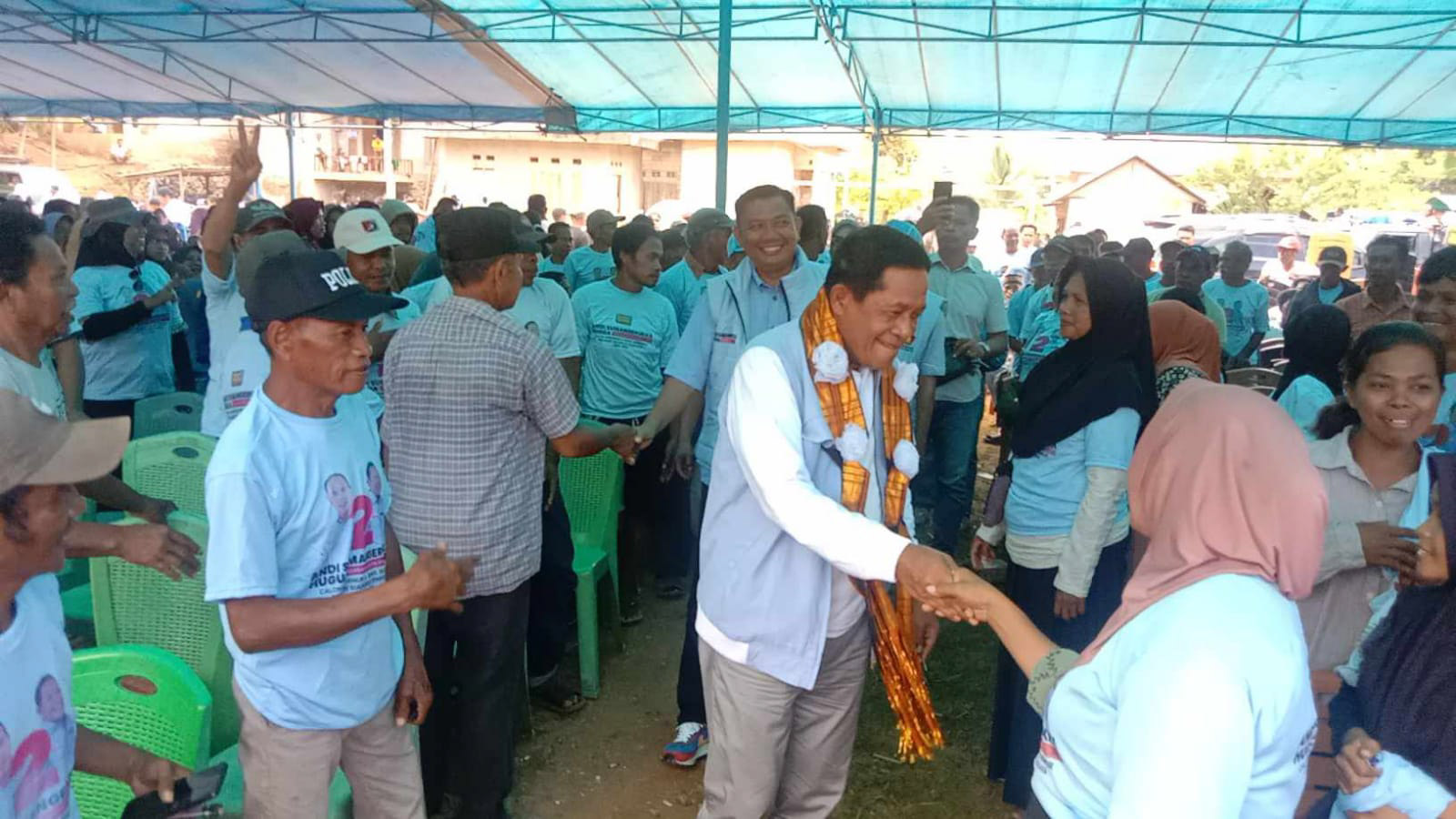 Pasangan calon (paslon) gubernur dan Wakil Gubernur Sulawesi Tenggara (Sultra) nomor urut 2, Andi Sumangerukka (ASR) dan Hugua, saat menggelar kampanye Kecamatan Lapandewa, Buton Selatan, Sabtu (26/10/2024). Foto/tim media ASR-Hugua