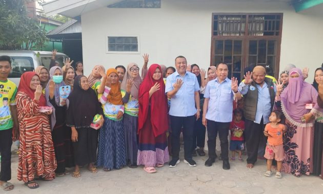 Pasangan calon wali kota dan Wakil Wali Kota Kendari nomor urut 4, Aksan Jaya Putra-Andi Sulolipu (AJP-ASLI) saat melaksanakan kampanye dialogis di Kecamatan Poasia, Sabtu (26/10/2024). Foto/Rama