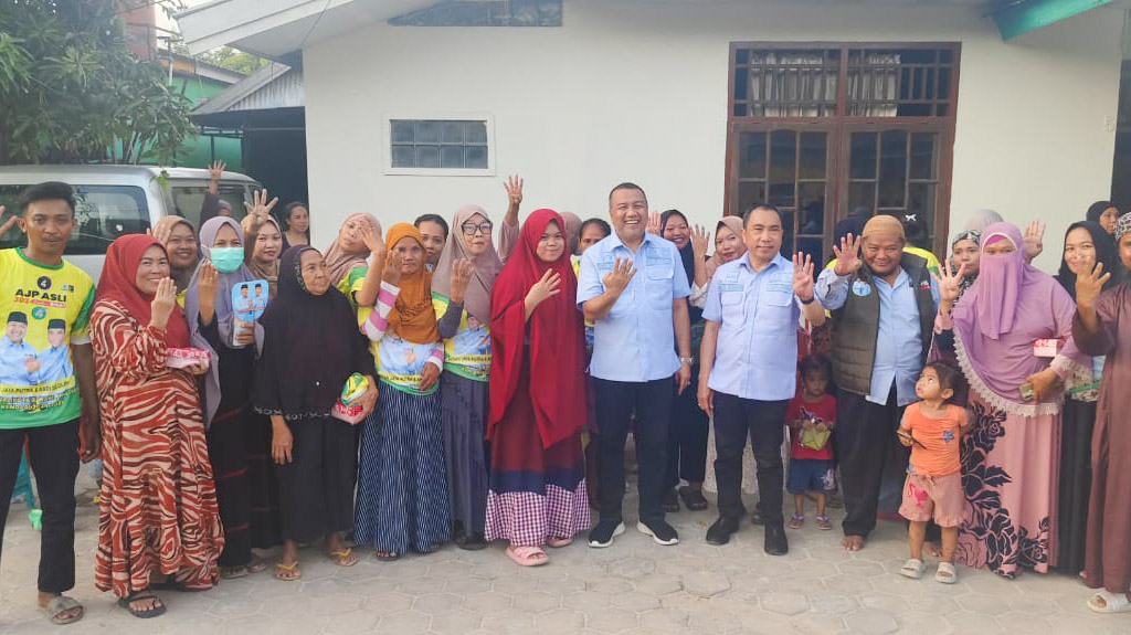Pasangan calon wali kota dan Wakil Wali Kota Kendari nomor urut 4, Aksan Jaya Putra-Andi Sulolipu (AJP-ASLI) saat melaksanakan kampanye dialogis di Kecamatan Poasia, Sabtu (26/10/2024). Foto/Rama