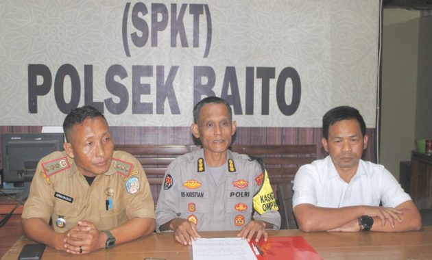 Kabid Humas Polda Sultra, Kombes Pol Iis Kristian bersama Penjabat (Pj) Kepala Desa Ahuangguluri, Kecamatan Baito, Herwan Malengga saat menggelar konferensi pers di Konawe Selatan, terkait isu penembakan mobil dinas Camat Baito, Selasa (29/10/2024). Foto/Bidhumas Polda Sultra