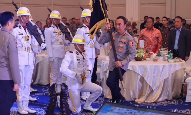 Kepala Divisi (Kadiv) Humas Polri, Irjen Pol Sandi Nugroho meresmikan pataka Humas Polri dalam peringatan syukuran Hari Jadi ke-73 Humas Polri, Rabu (30/10/24). Foto/Humas Polri