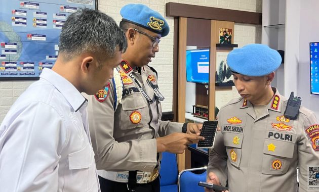 Kasubbid Provos Bidang Profesi dan Pengamanan (Bid Propam) Polda Sultra, Kompol Sofwan Rosyidi bersama tim Paminal Polda Sultra melakukan pemeriksaan handphone (HP) Kepala Bidang (Kabid) Propam Polda Sultra, Kombes Pol Moch. Sholeh, Selasa (5/11/2024). Foto/ist