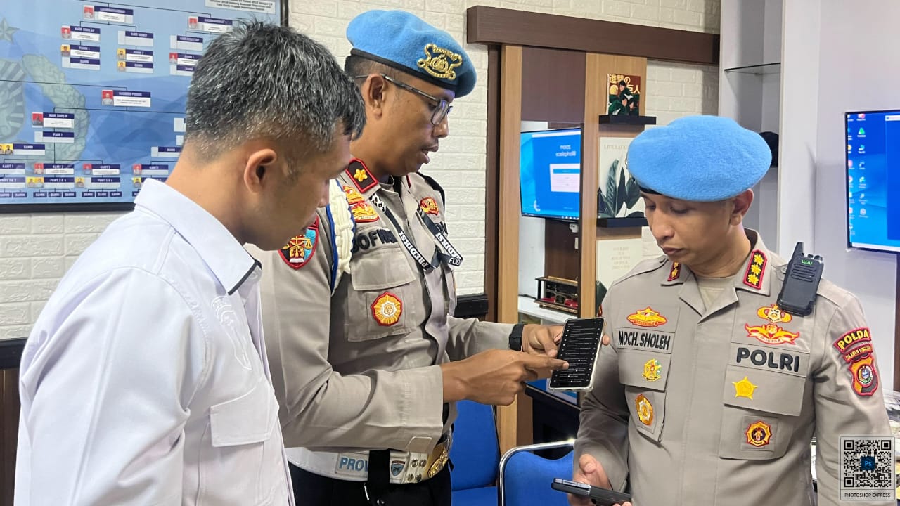 Kasubbid Provos Bidang Profesi dan Pengamanan (Bid Propam) Polda Sultra, Kompol Sofwan Rosyidi bersama tim Paminal Polda Sultra melakukan pemeriksaan handphone (HP) Kepala Bidang (Kabid) Propam Polda Sultra, Kombes Pol Moch. Sholeh, Selasa (5/11/2024). Foto/ist