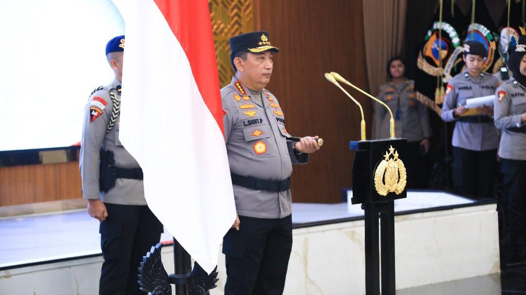 Kapolri Jenderal Listyo Sigit Prabowo memimpin upacara korps raport kenaikan pangkat empat perwira tinggi (pati) dan perwira menengh (pamen) Polri di Rupattama Mabes Polri, Jakarta, Jumat (1/11/2024). Foto/Humas Polri