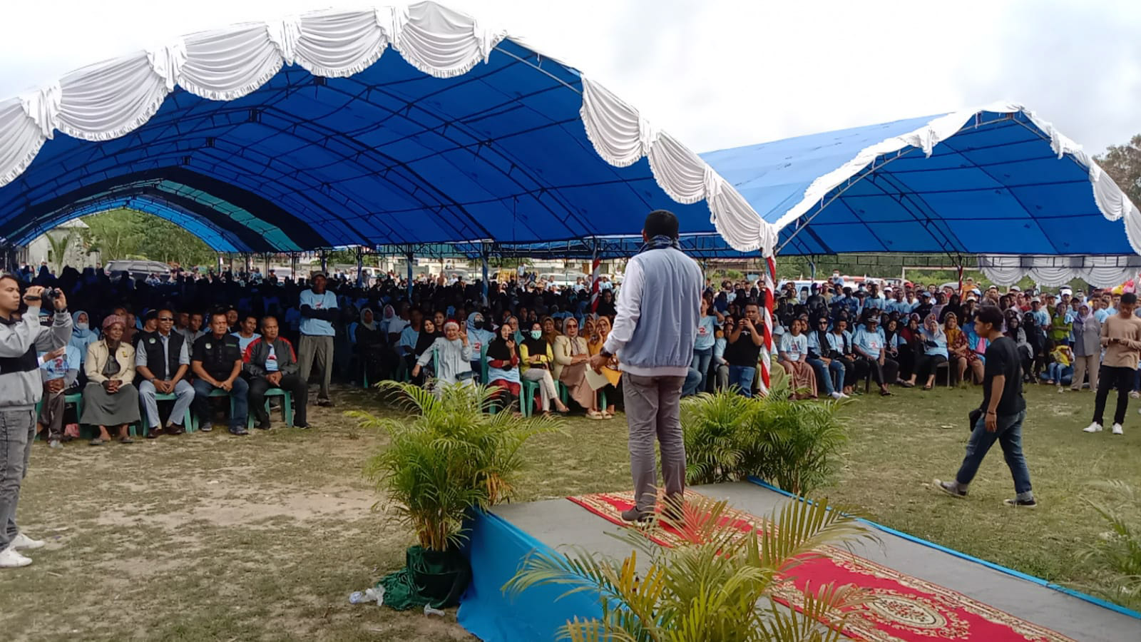 Pasangan calon gubernur dan Wakil Gubernur Sulawesi Tenggara (Sultra) nomor urut 2, Andi Sumangerukka (ASR)-Hugua melakukan kampanye terbatas di Kecamatan Kulisusu, Buton Utara, Minggu (3/11/2024). Foto/tim media ASR-Hugua