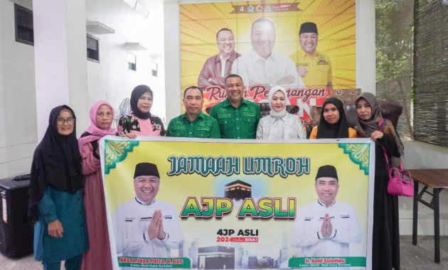 Pasangan calon (paslon) wali kota dan Wakil Wali Kota Kendari, Aksan Jaya Putra-Andi Sulolipu (AJP-ASLI) melepas lima warga Kota Kendari untuk berangkat umrah gratis, Selasa (5/11/2024). Foto/tim media AJP-ASLI