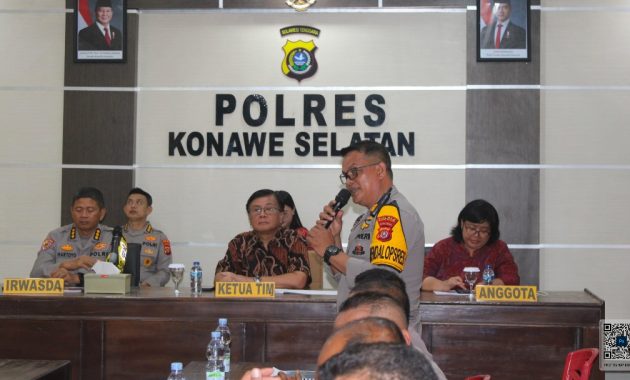 Tim Komisi Kepolisian Nasional (Kompolnas) yang diketuai Irjen Pol (Purn) Benny Josua Mamoto saat melakukan kunjungan di Polres Konawe Selatan, Selasa (5/11/2024). Foto/Humas Polres Konsel
