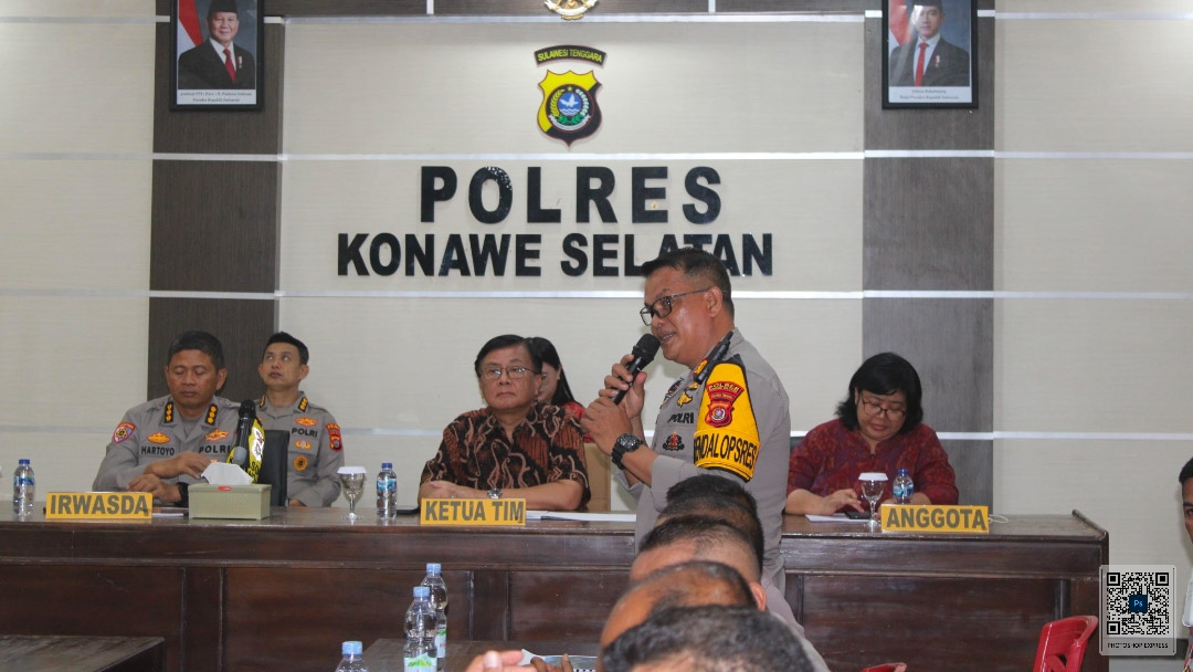 Tim Komisi Kepolisian Nasional (Kompolnas) yang diketuai Irjen Pol (Purn) Benny Josua Mamoto saat melakukan kunjungan di Polres Konawe Selatan, Selasa (5/11/2024). Foto/Humas Polres Konsel
