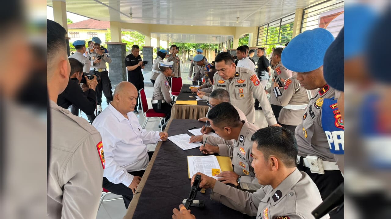 Polda Sulawesi Tenggara (Sultra) melakukan pemeriksaan senjata api (senpi) dan tes psikologi personel, Senin (23/12/2024). Kegiatan ini dilakukan dalam upaya mencegah penyalahgunaan senpi di kalangan personel. Foto/Humas Polda Sultra