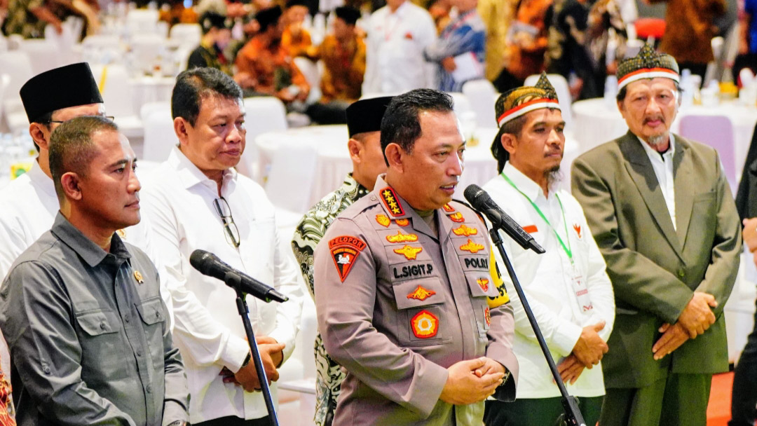 Kapolri Jenderal Polisi Listyo Sigit Prabowo menghadiri deklarasi pembubaran Jamaah Islamiyah (JI) dan ikrar setia kepada pancasila dari para mantan anggota Jamaah Islamiyah di Convention Hall Terminal Tirtonadi, Surakarta, Jawa Tengah (Jateng), Sabtu (21/12/2024). Foto/Humas Polri