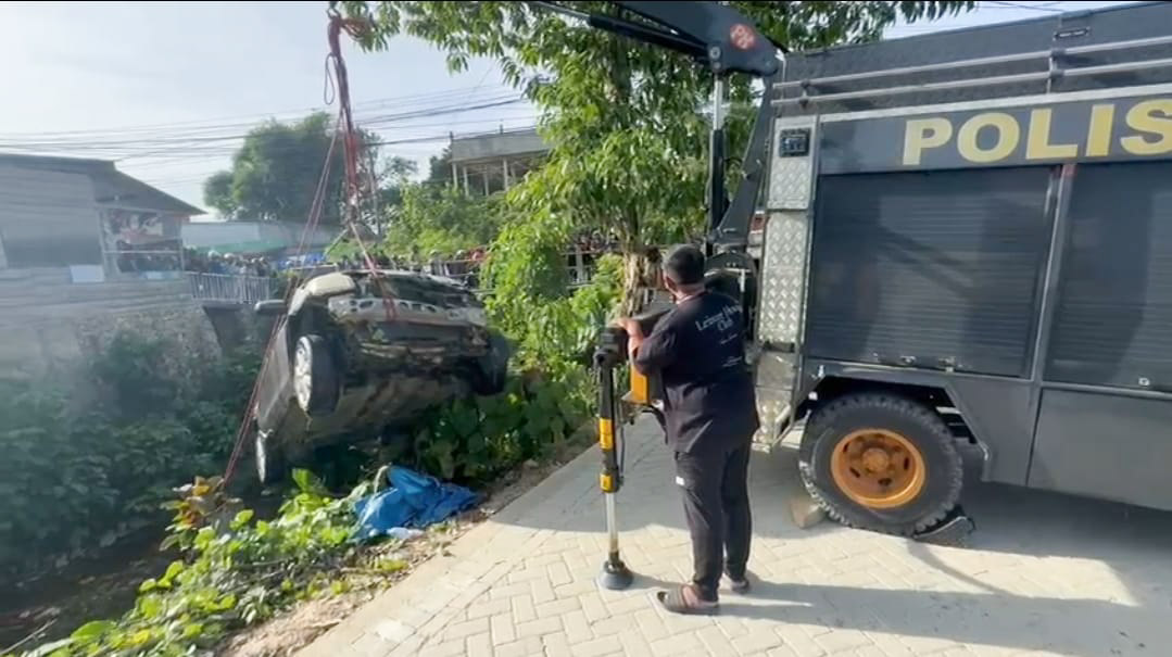 Tim SAR Subdit Gasum Dit Samapta Polda Sulawesi Tnggara (Sultra) melakukan evakuasi mobil warga yang terjatuh ke sungai di di Jalan Orinunggu, Kota Kendari, Minggu pagi (22/12/2024). Foto/ist