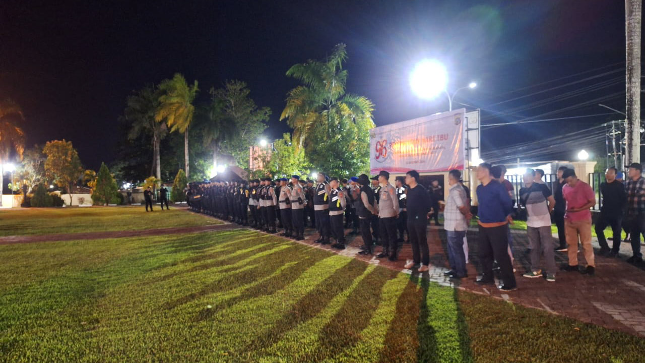 Kepolisian Resor Kota (Polresta) Kendari menggelar apel patroli gabungan skala besar sebagai langkah antisipasi untuk menjaga keamanan dan ketertiban masyarakat (kamtibmas) menjelang perayaan Natal dan tahun baru 2025 (Nataru), pada Jumat malam (20/12/2024). Foto/Humas Polresta Kendari