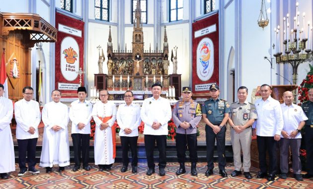 Kapolri Jenderal Polisi Listyo Sigit Prabowo, Menkopolkam Budi Gunawan, Menko PMK Pratikno, Menteri Agama Nasaruddin Umar, hingga Panglima TNI Jenderal Agus Subiyanto meninjau pelaksanaan misa malam Natal 2024 di Gereja Katedral Jakarta, Selasa (24/12/2024). Foto/Humas Polri
