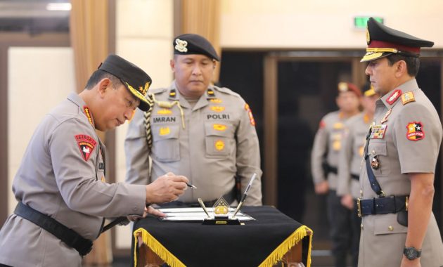 Kapolri Jenderal Listyo Sigit Prabowo saat melantik Komjen Ahmad Dofiri menjadi Wakapolri di Mabes Polri, Rabu (13/11/2024). Foto/Humas Polri