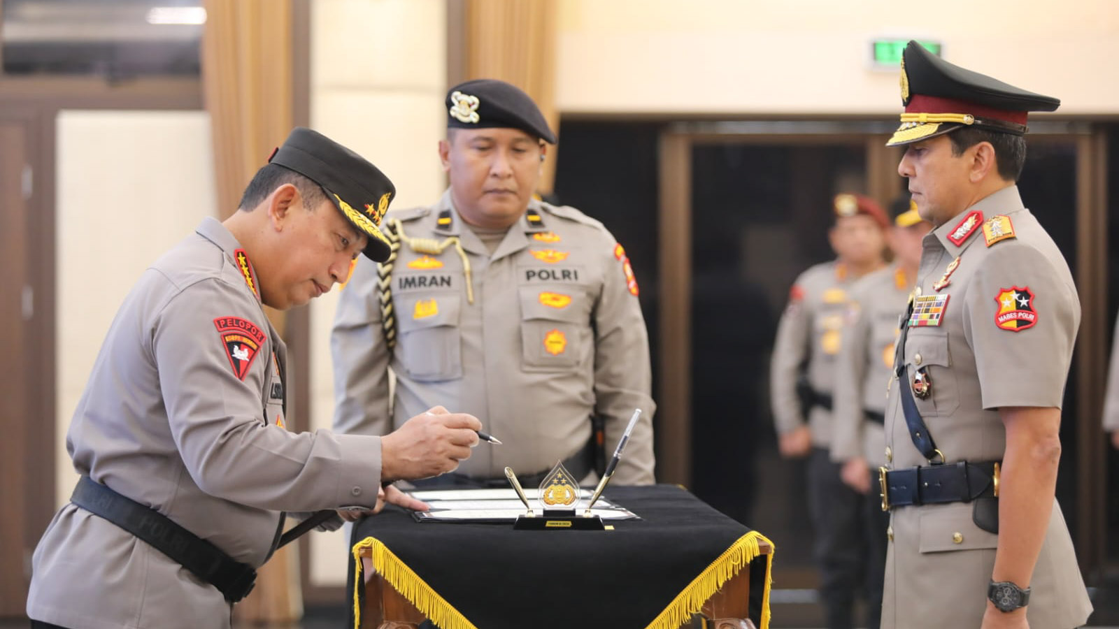 Kapolri Jenderal Listyo Sigit Prabowo saat melantik Komjen Ahmad Dofiri menjadi Wakapolri di Mabes Polri, Rabu (13/11/2024). Foto/Humas Polri