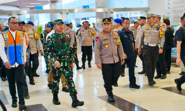 Kapolri Jenderal Listyo Sigit Prabowo saat melakukan kunjungan ke Pelabuhan Tanjung Perak, Surabaya, untuk memastikan kesiapan layanan menjelang libur Natal dan Tahun Baru 2025 (Nataru), Jumat (20/12/2024). Foto/Humas Polri