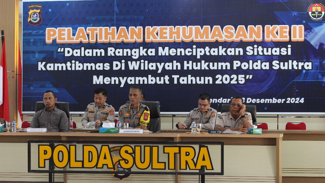 Kabid Humas Polda Sultra, Kombes Pol Iis Kristian saat membuka pelatihan kehumasan untuk personel bidang humas di Aula Dachara Polda Sultra, Senin (23/12/2024). Foto/Humas Polda Sultra