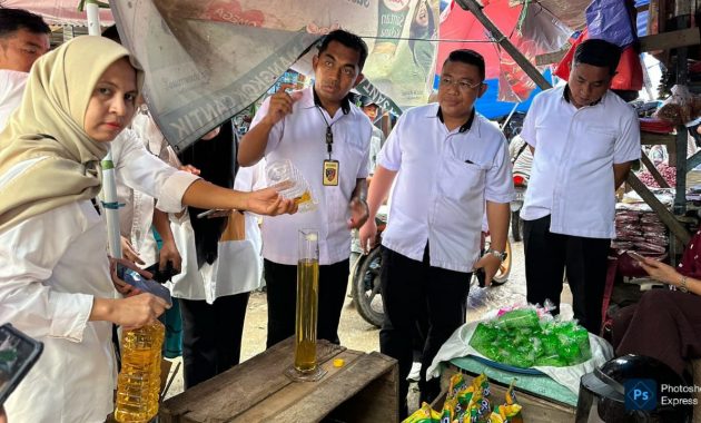 Tim Satuan Tugas (Satgas) Pangan Polda Sulawesi Tenggara (Sultra) bersama Dinas Perindustrian dan Perdagangan (Disperindag) Sultra melakukan pemeriksaan mendadak (sidak) ke sejumlah pasar tradisional di Kota Kendari, Rabu (12/3/2025). Foto/Bidhumas Polda Sultra