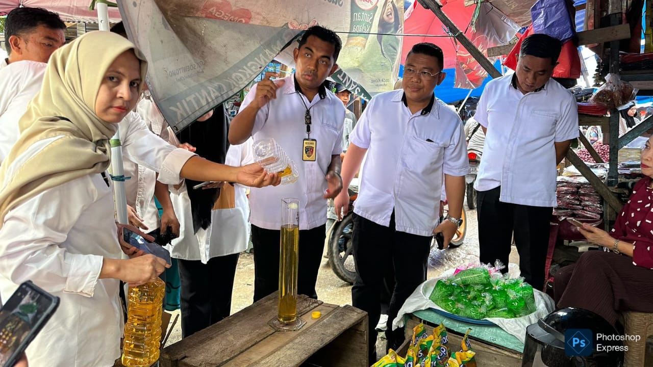 Tim Satuan Tugas (Satgas) Pangan Polda Sulawesi Tenggara (Sultra) bersama Dinas Perindustrian dan Perdagangan (Disperindag) Sultra melakukan pemeriksaan mendadak (sidak) ke sejumlah pasar tradisional di Kota Kendari, Rabu (12/3/2025). Foto/Bidhumas Polda Sultra