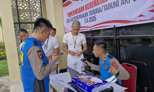 Para calon taruna dan taruni Akademi Kepolisian (Akpol) Panitia Daerah (Panda) Polda Sulawesi Tenggara (Sultra) saat menjalani pemeriksaan kesehatan tahap pertama di Aula Dhalas Polda Sultra, Jumat (14/3/2025). Foto/ist
