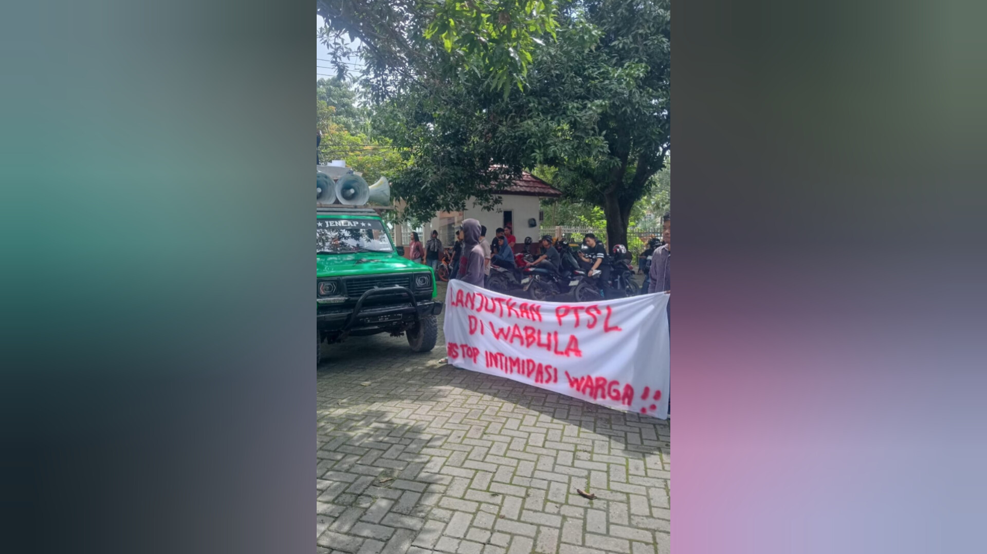 Puluhan Warga Desa Wabula Satu, Kecamatan Wabula, Kabupaten Buton melakukan unjuk rasa di Kantor Wilayah (Kanwil) Badan Pertanahan Nasional (BPN) Sulawesi Tenggara (Sultra), Jumat (7/3/2024). Foto/ist