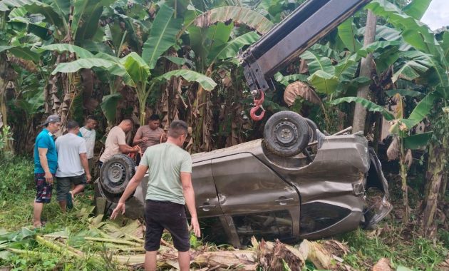Personel Sipammat Subditgasum Ditsamapta Polda Sulawesi Tenggara (Sultra) melaksanakan evakuasi terhadap mobil minibus dengan nomor polisi DT 1938 HH yang mengalami kecelakaan tunggal di Jalan DR Soetomo, Kelurahan Lalodati, Kecamatan Puuwatu, Kota Kendari, Sabtu (1/3/2025). Foto/ist